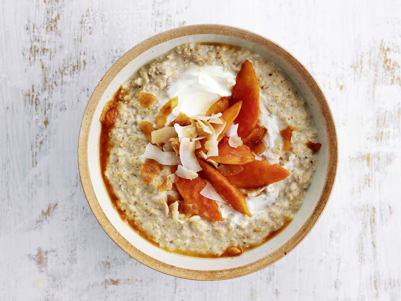 Porridge avec noix de coco et papaye