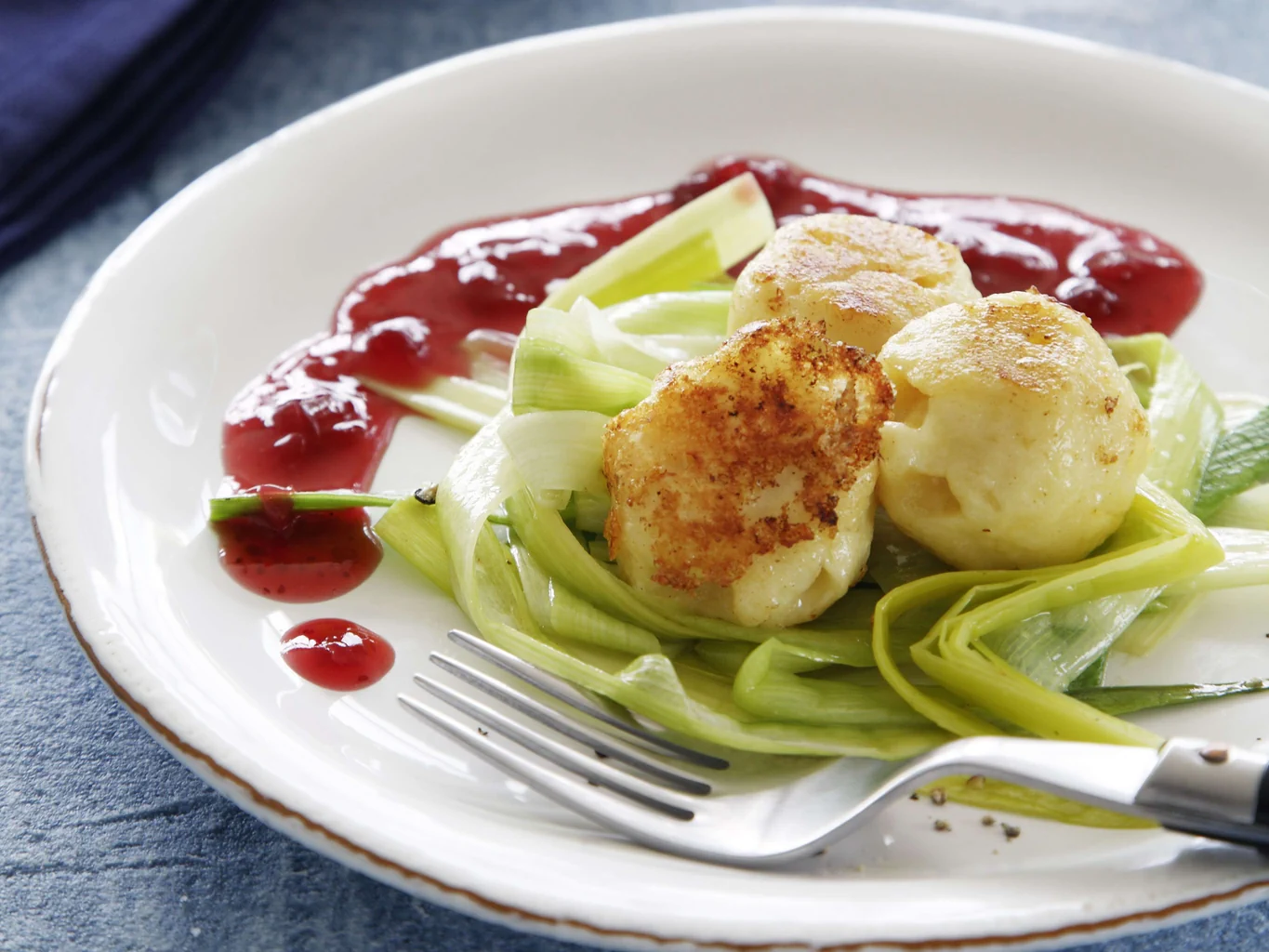 Gnocchi di patate e formaggio su salsa di mirtilli rossi