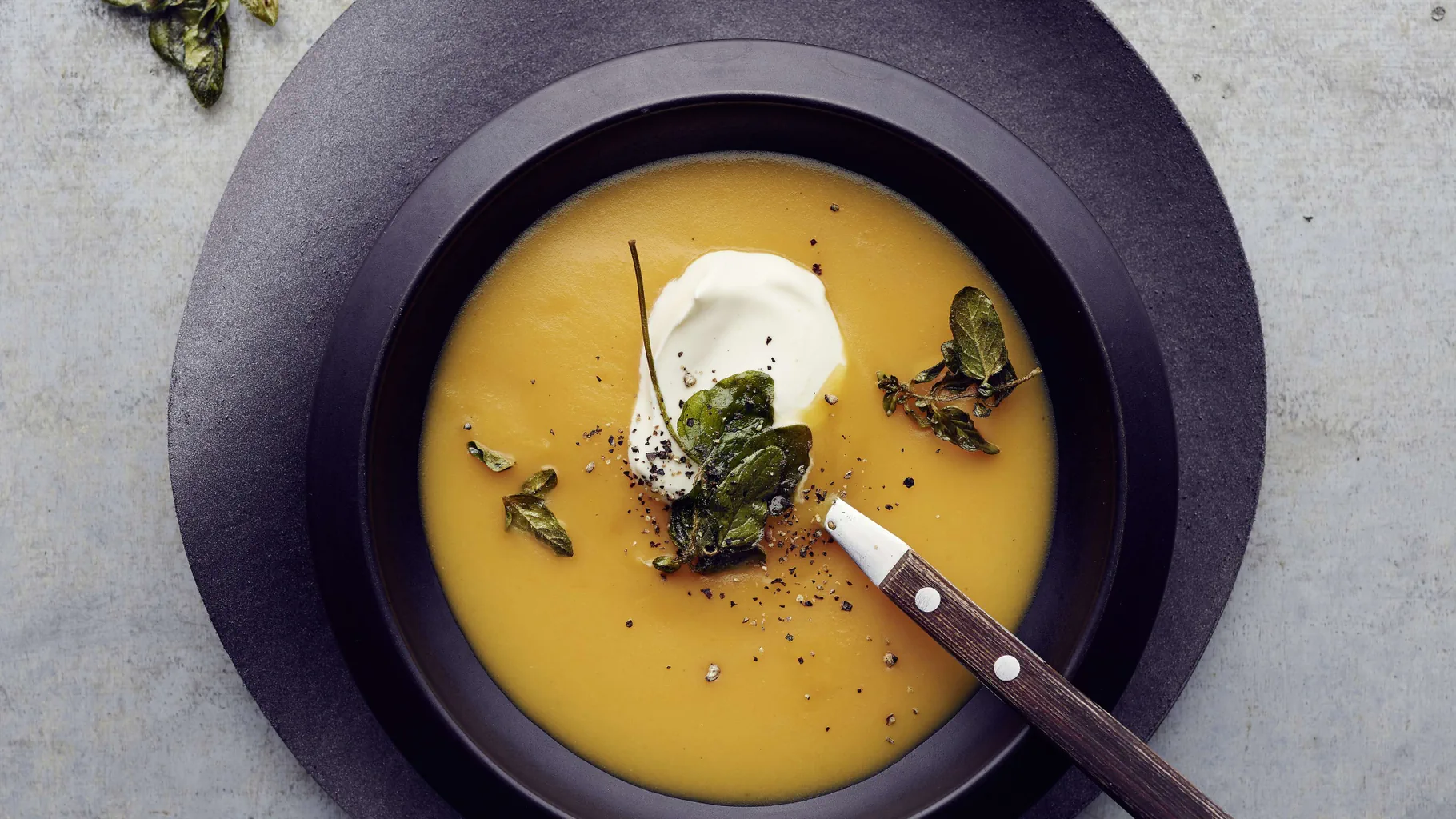 Kürbissuppe mit Knusper-Oregano