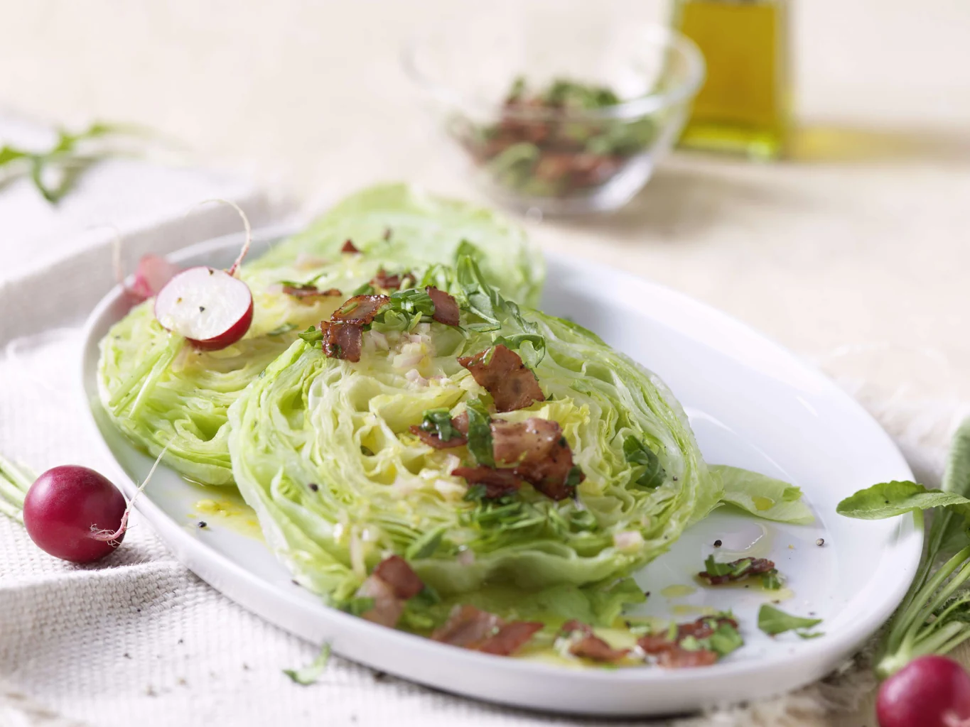 Eisbergsalat mit Rucola-Speck-Topping und Radieschen