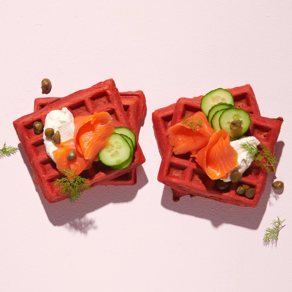 Gaufres à la betterave rouge avec saumon