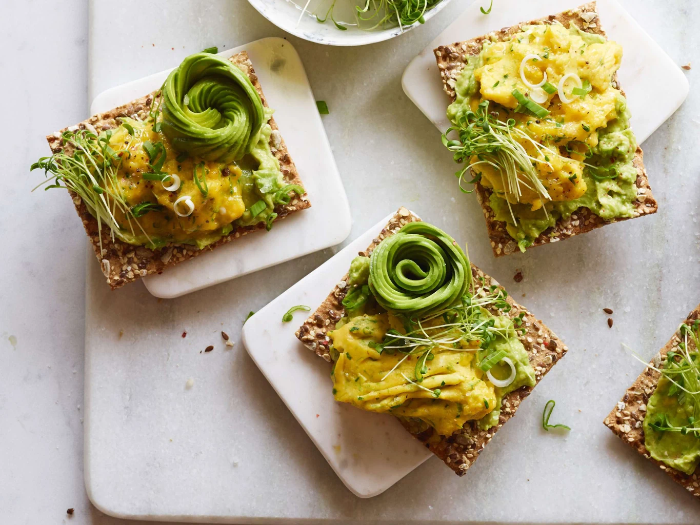 Avocado-Toast mit Rührei
