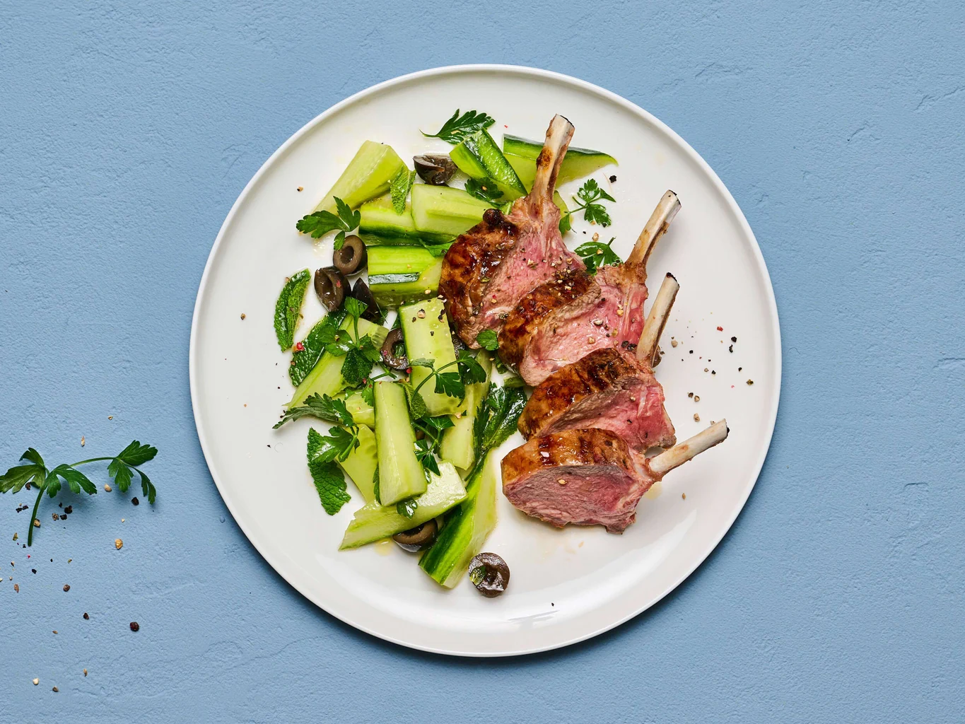 Agnello con cetrioli ed erbe aromatiche