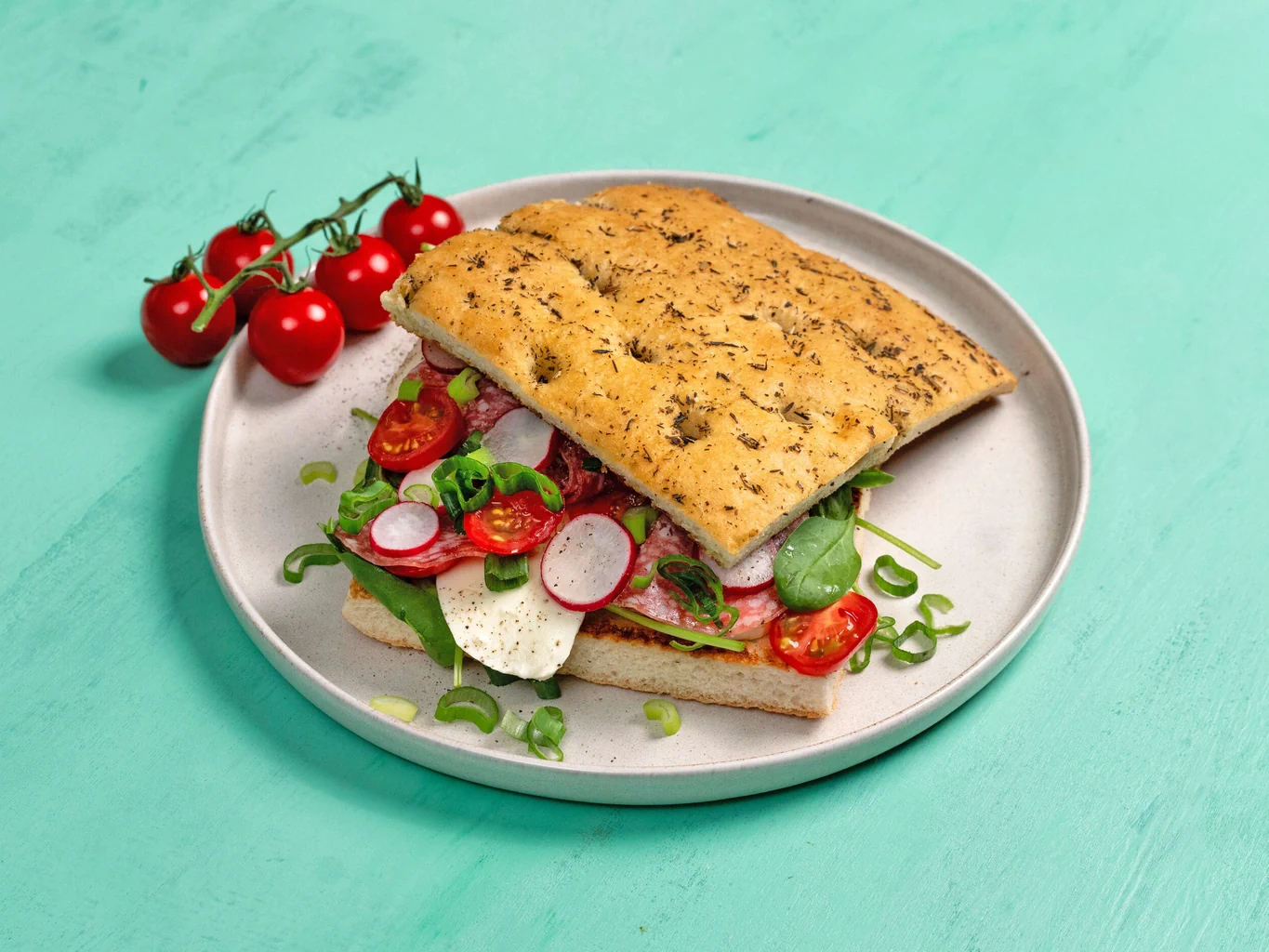 Focaccia avec salami et radis roses