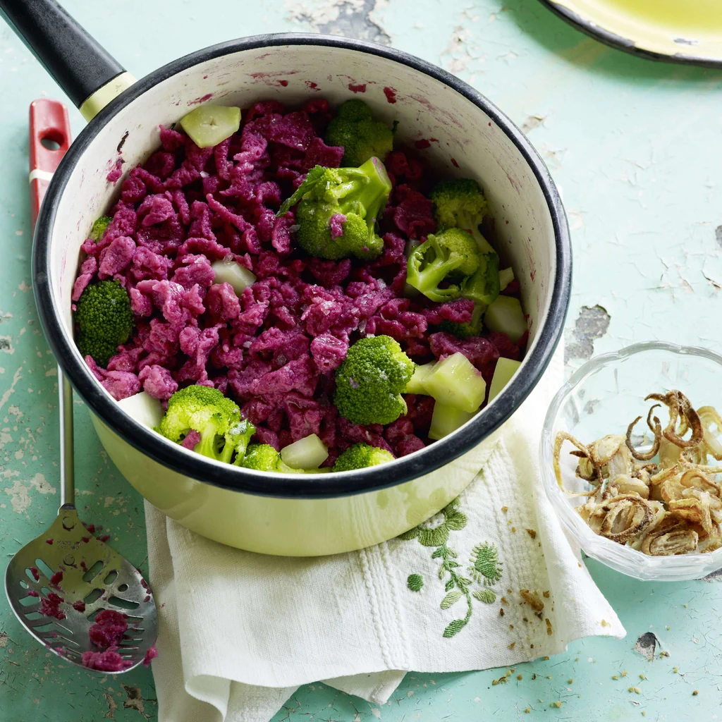 Spätzli alle barbabietole con broccoli