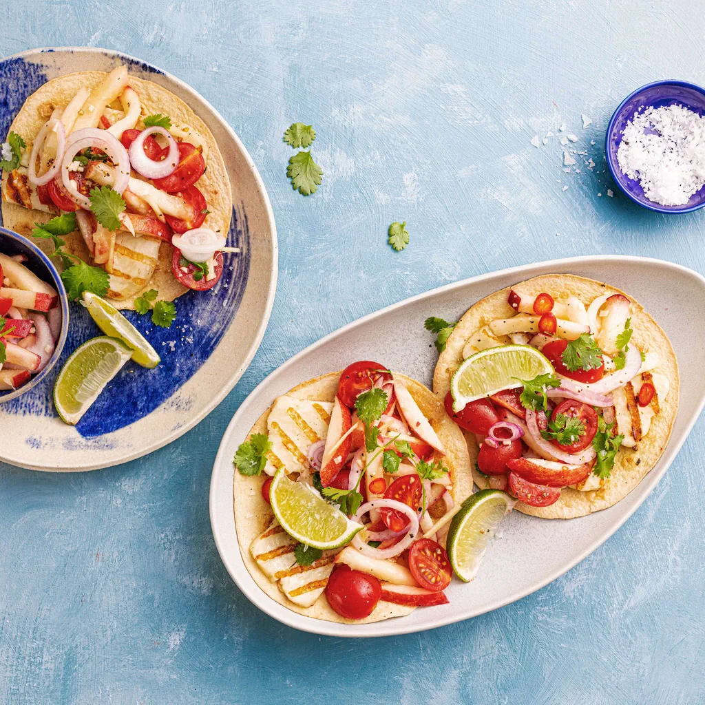 Halloumi-Tostadas mit Pfirsich und Tomaten