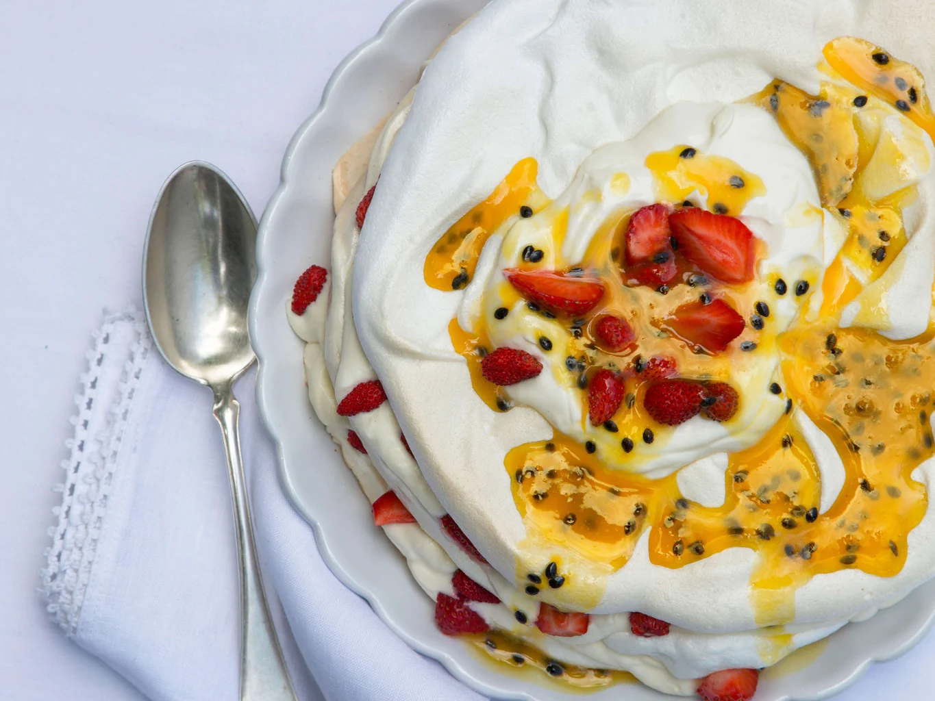 Meringue-Torte mit Passionsfruchtsauce