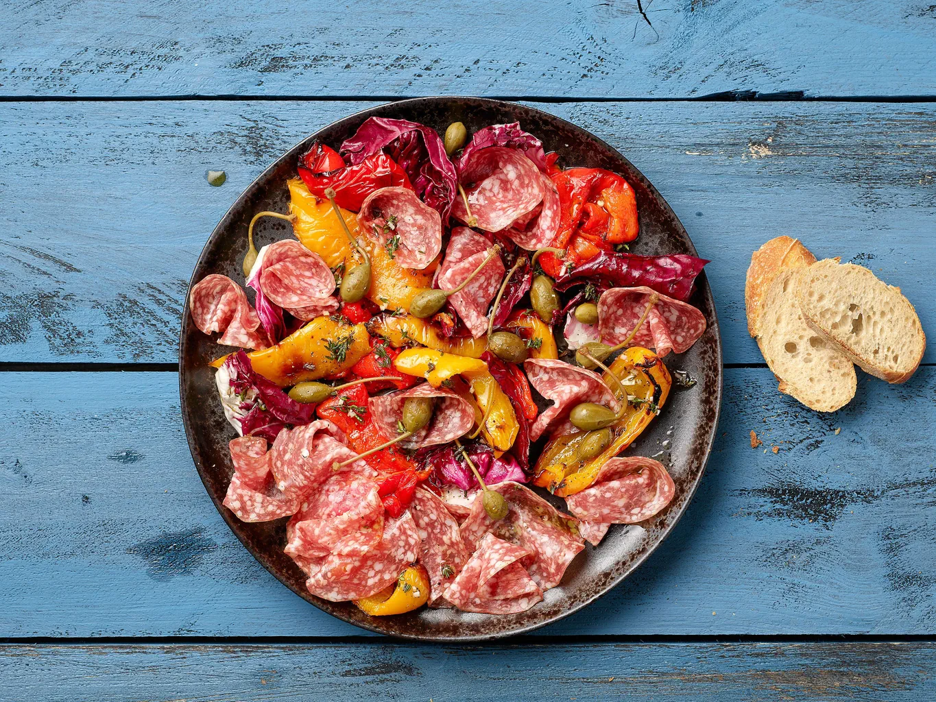 Grillpeperonisalat mit Salami