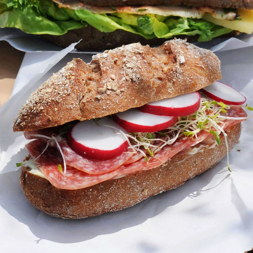 Panino alle noci con salamella
