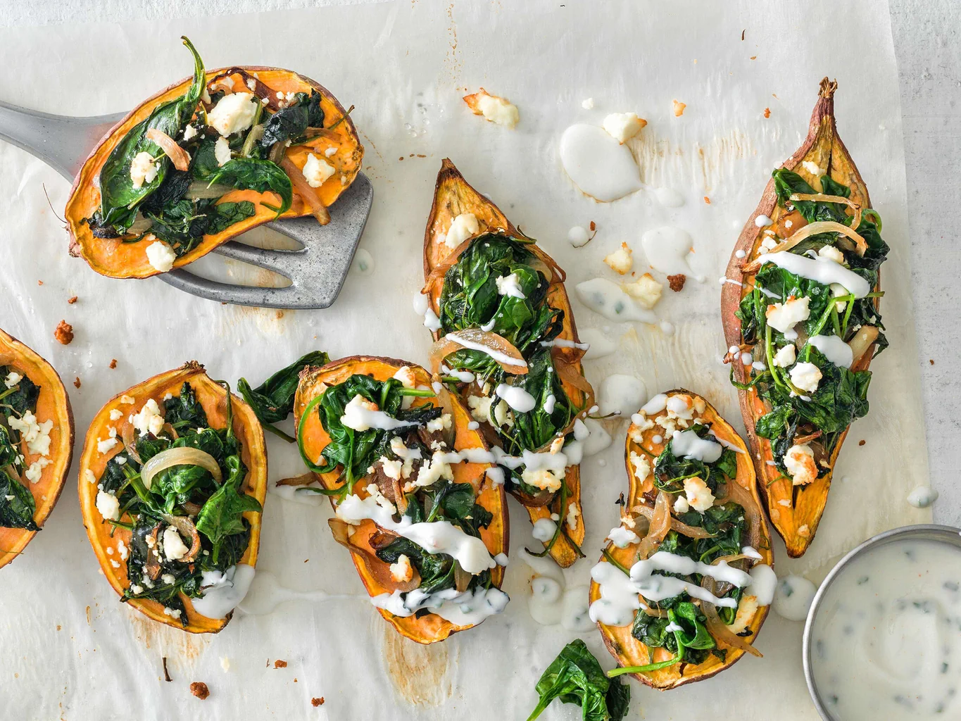 Patate dolci con spinaci, feta e crema all’aglio