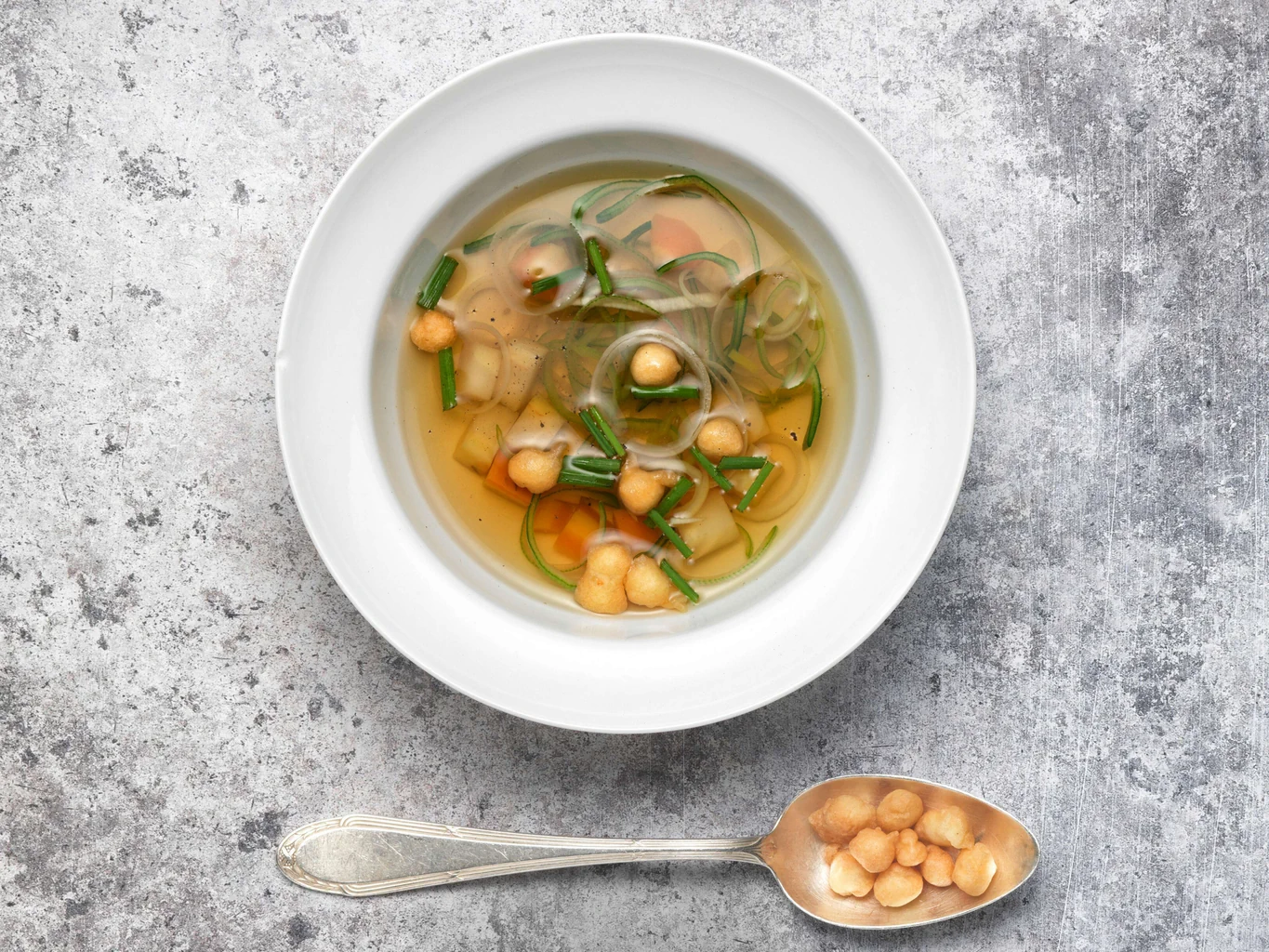 Brodo di verdura con perle croccanti