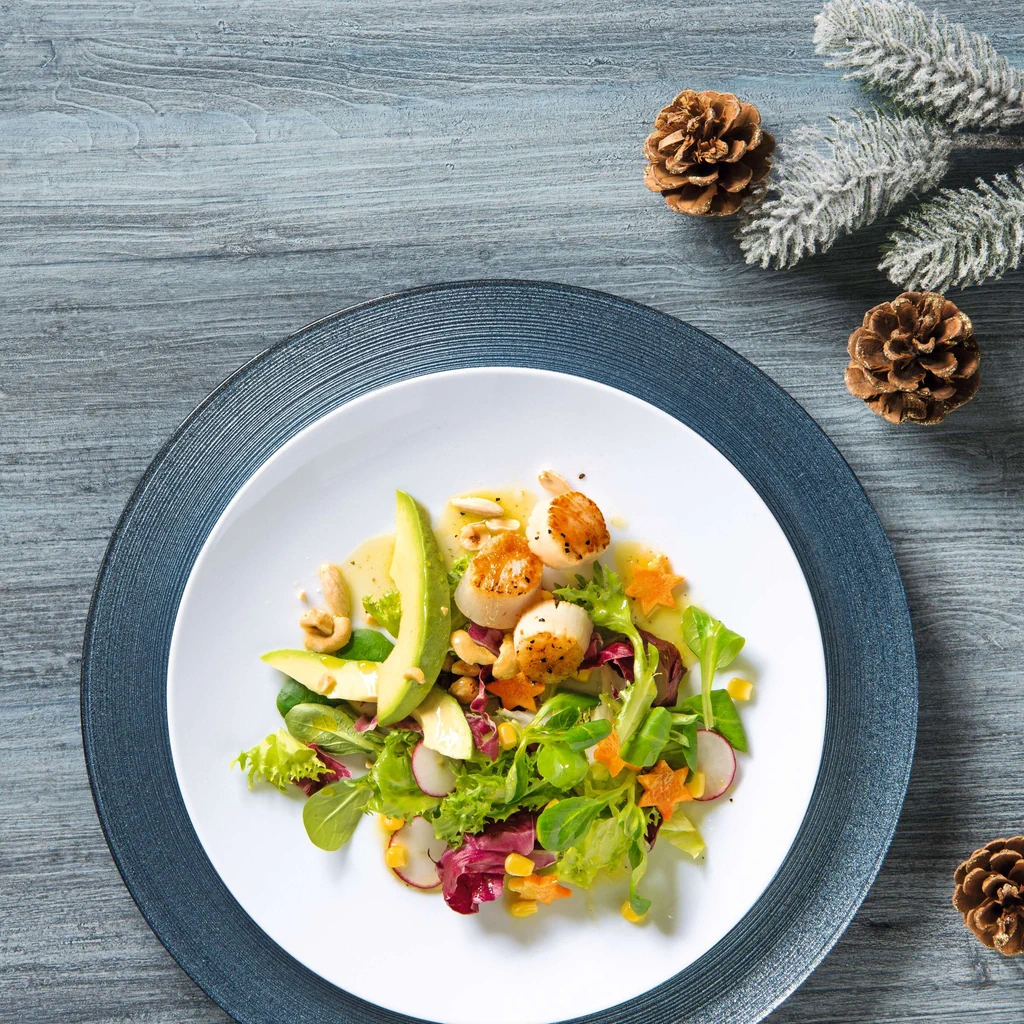 Insalata festiva con capesante