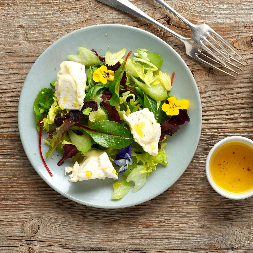 Insalata primaverile con formaggio cremoso e sedano