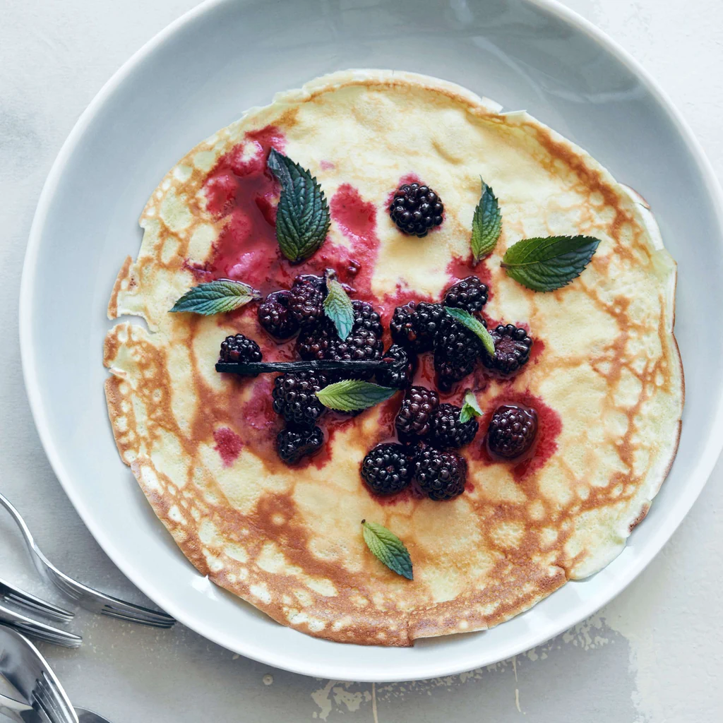 Crêpe mit Brombeerkompott