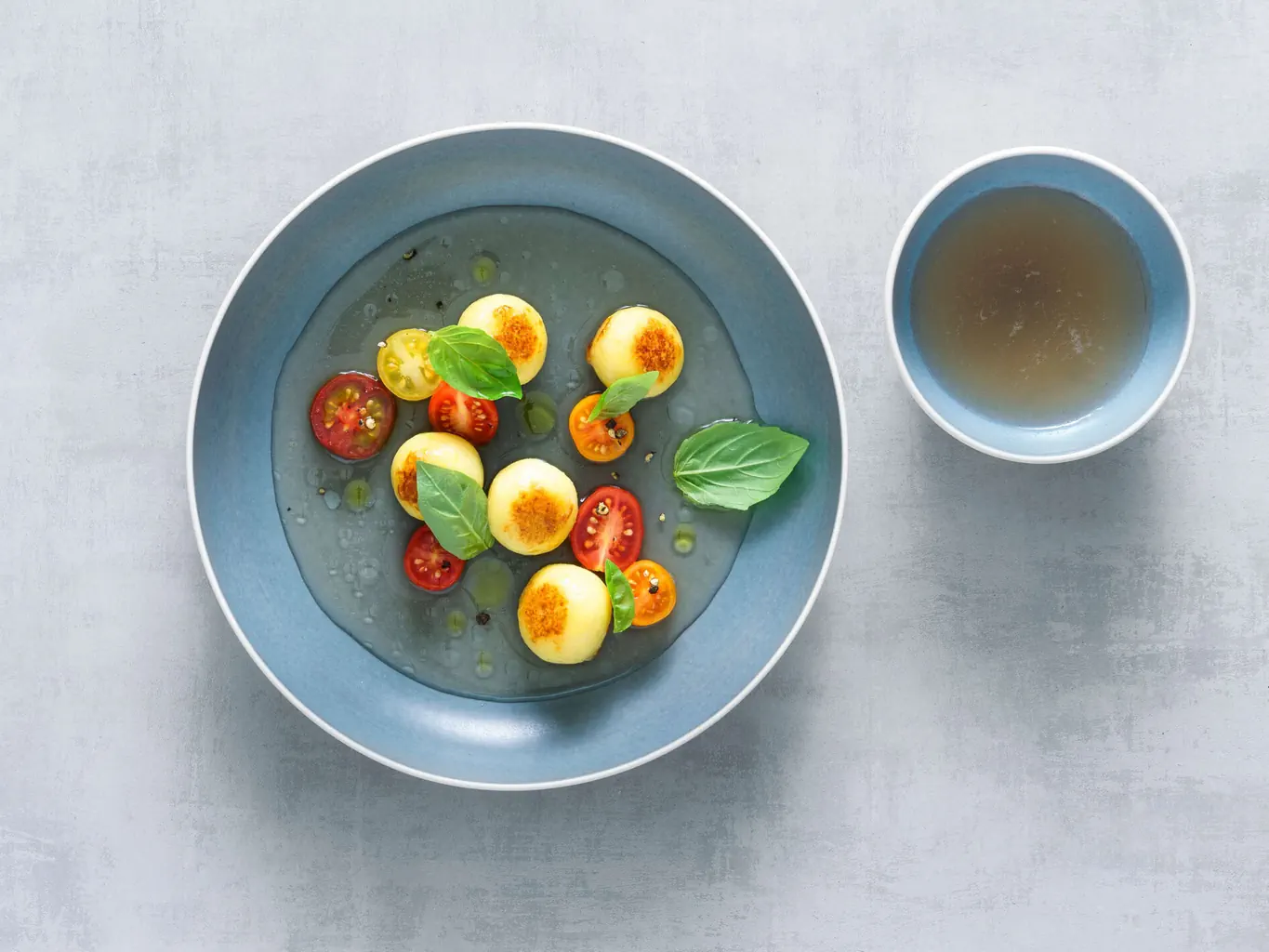 Tomatenessenz mit gefüllten Mascarpone-Gnocchi