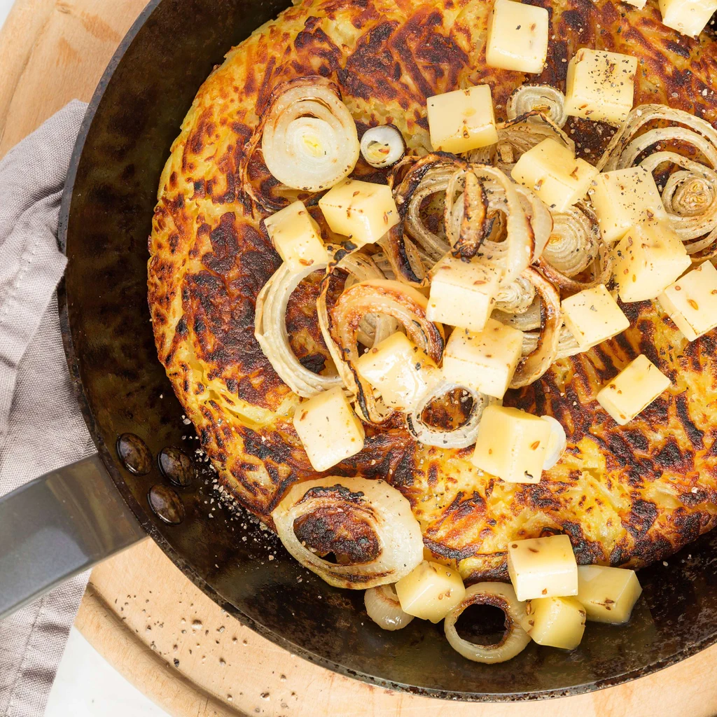 Rösti mit Zwiebeln und Kümmelkäse