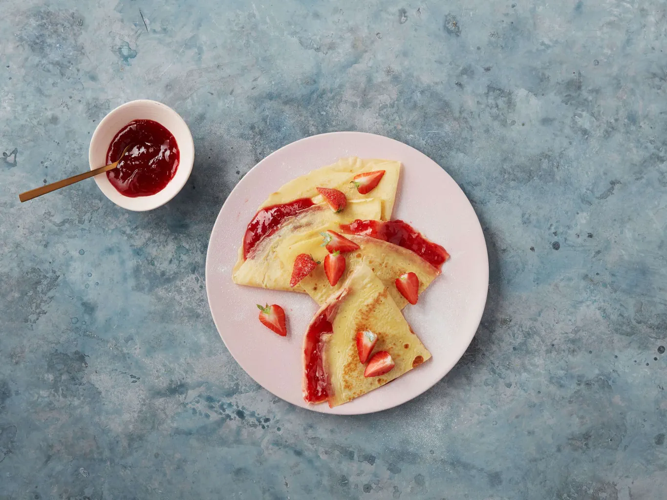 Crêpes mit Erdbeerkonfitüre