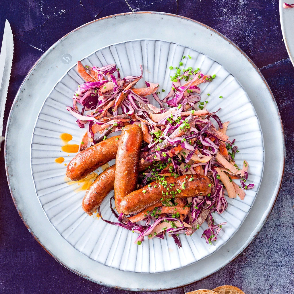 Violetter Coleslaw mit Würsten