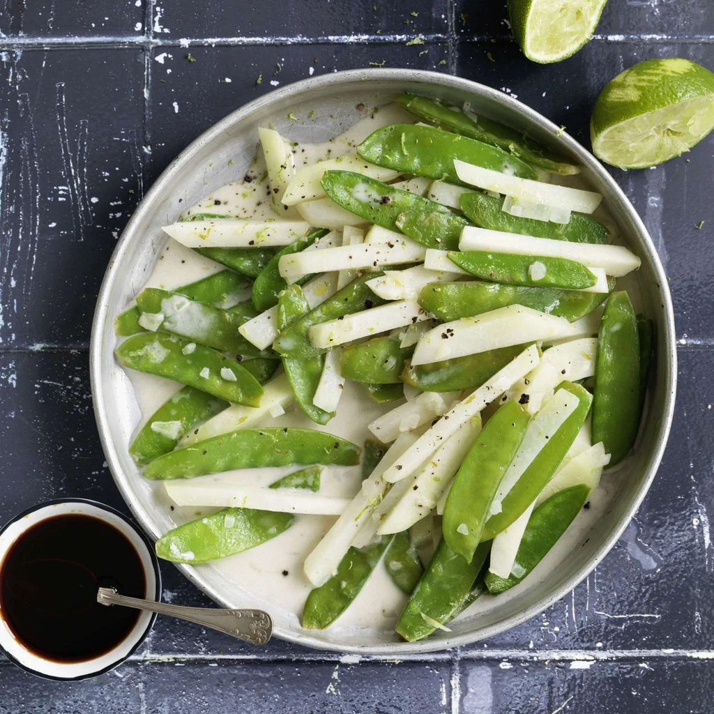 Poêlée de chou-rave et de pois mange-tout au lait de coco