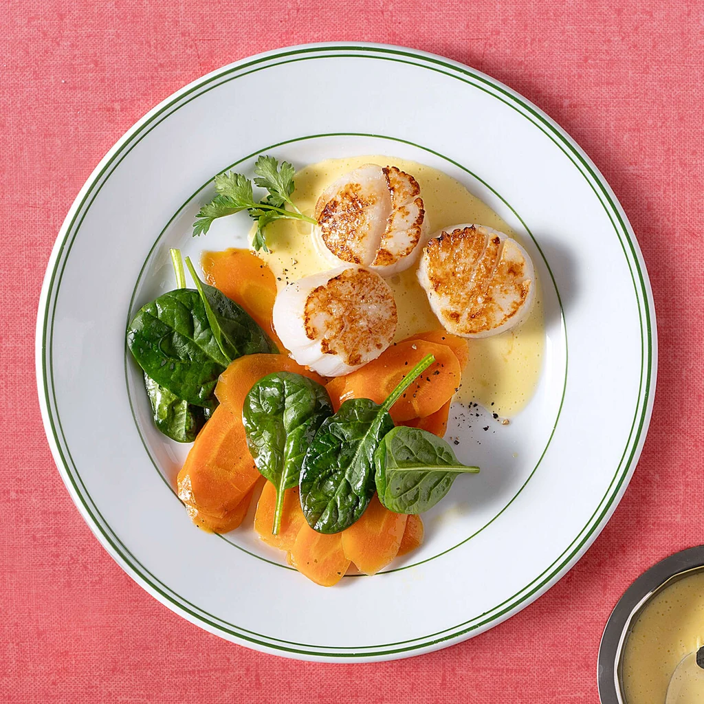 Noix de Saint-Jacques avec sauce hollandaise