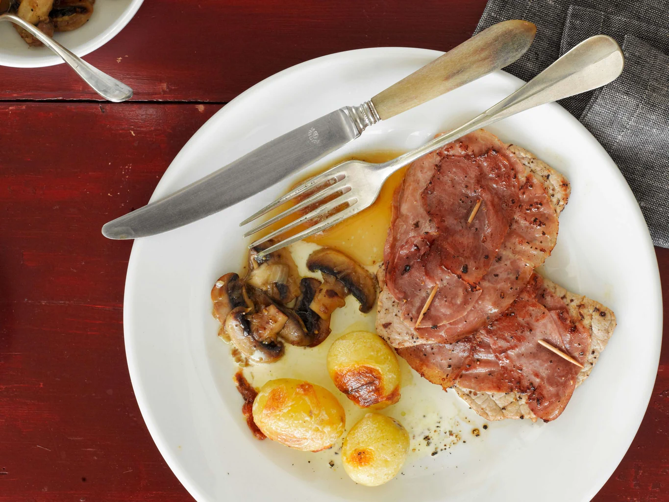 Scaloppine di vitello con champignon e patate alla panna