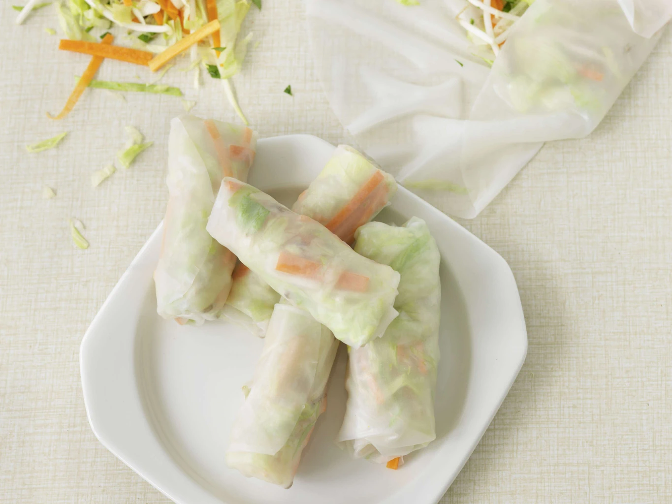 Rouleaux d'été avec laitue, carotte et pousses de haricots mungo