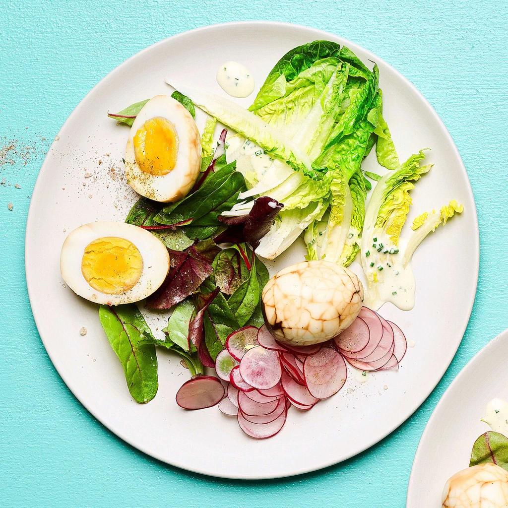 Gewürz-Tee-Eier mit Salat