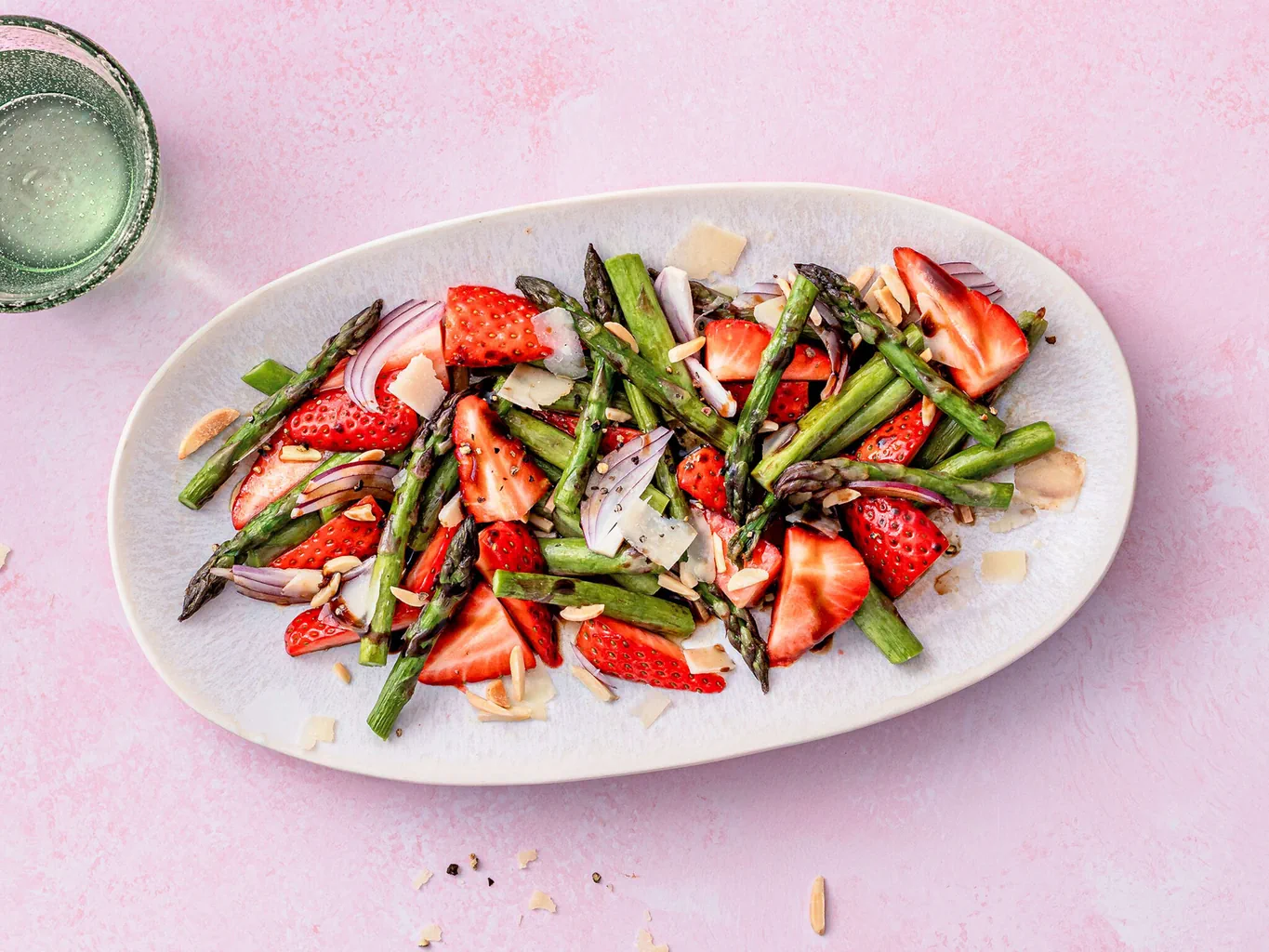 Salade d'asperges aux fraises