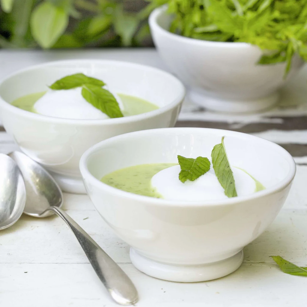 Erbsen-Minze-Suppe mit Milchschaum