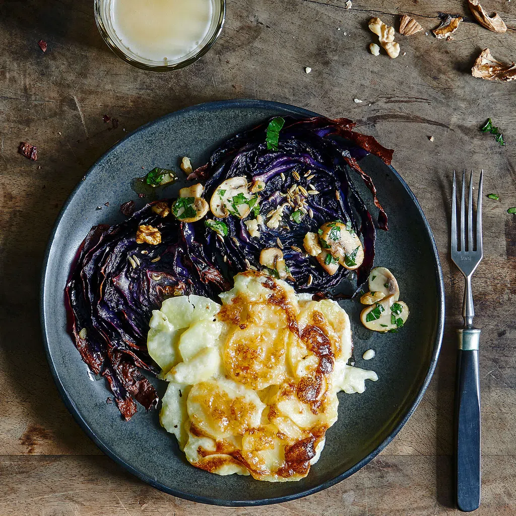 Gratin di patate con cavolo rosso al forno