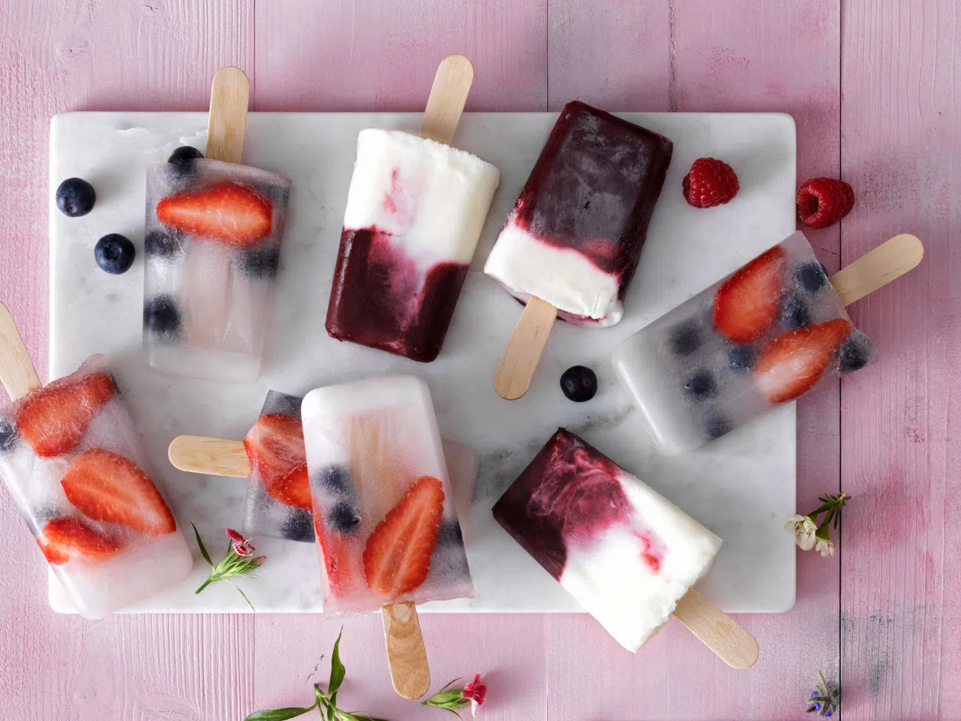Popsicles à l'eau de coco et aux baies