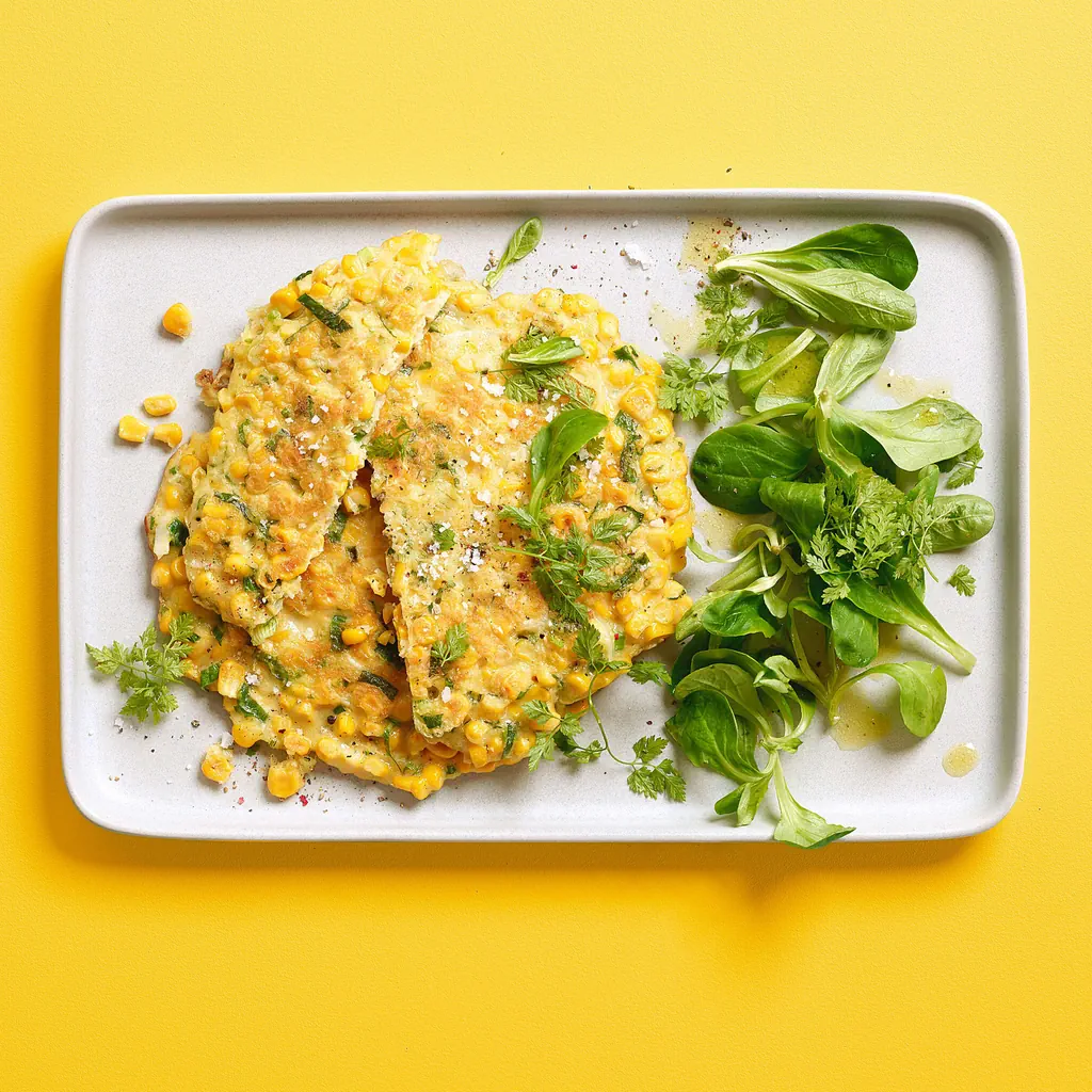 Pancake au maïs avec salade