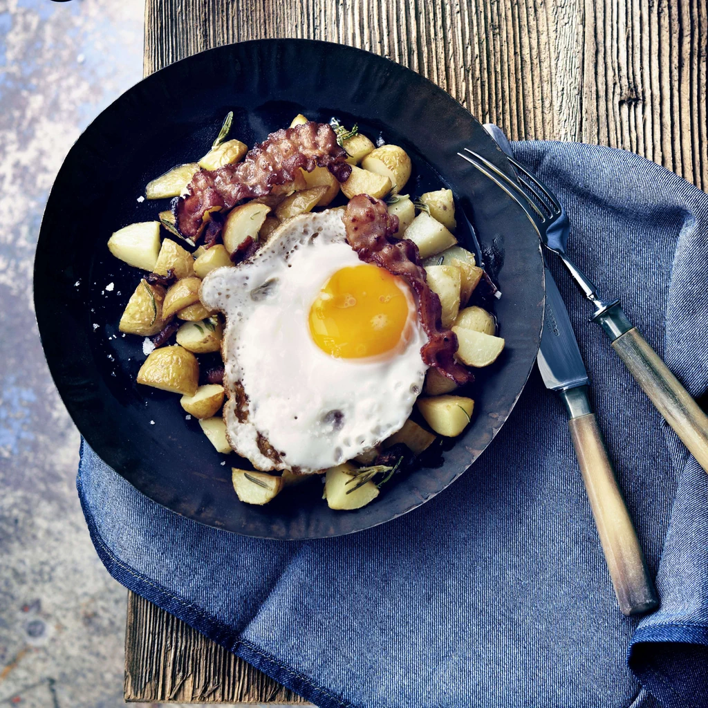 Kartoffelpfanne mit Speck und Spiegelei
