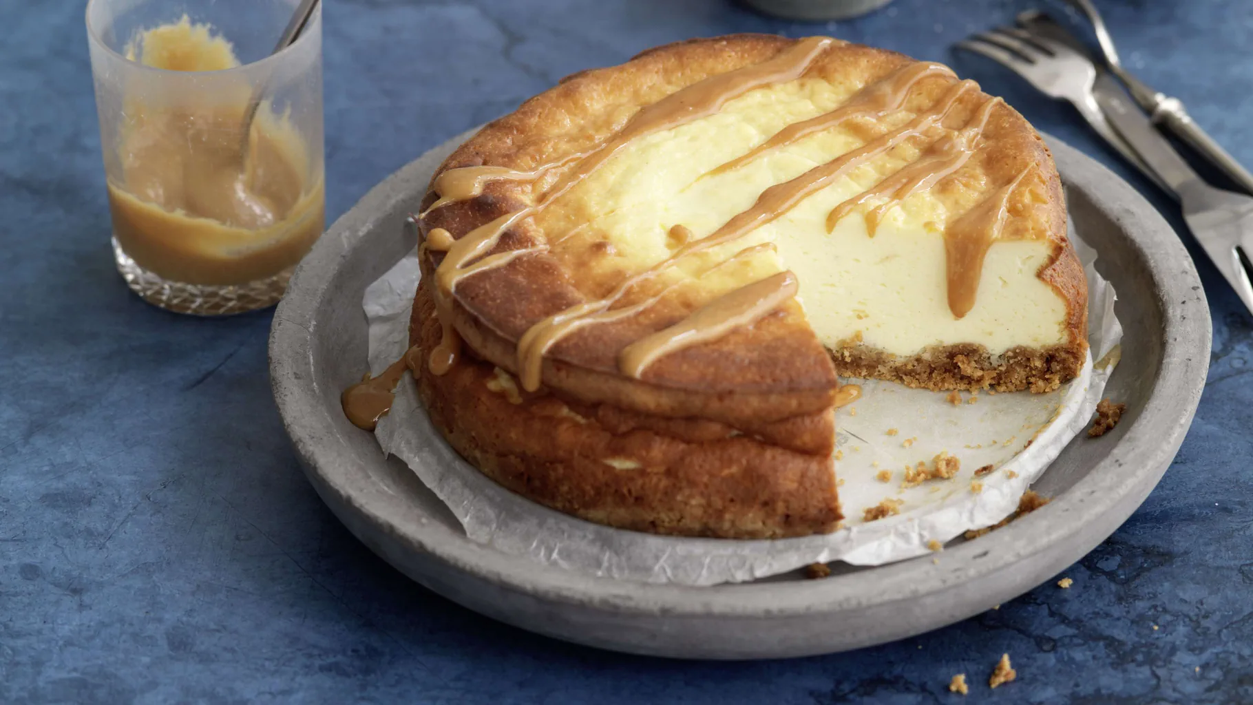 Cheesecake mit Erdnuss-Caramel-Sauce