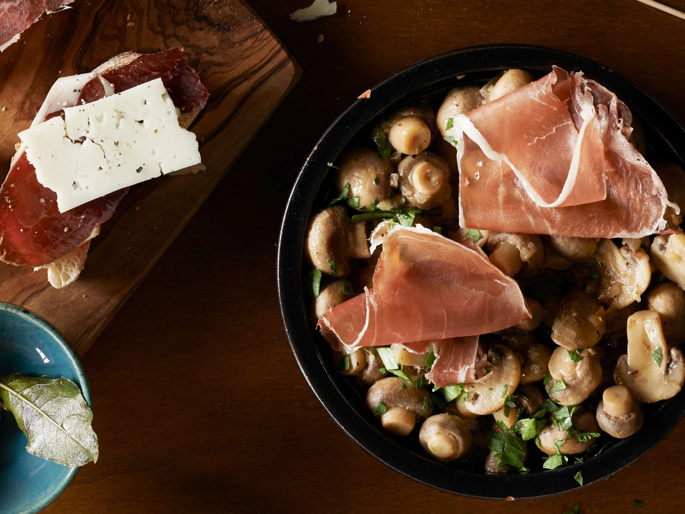 Champignons de Paris au xérès avec jamón serrano