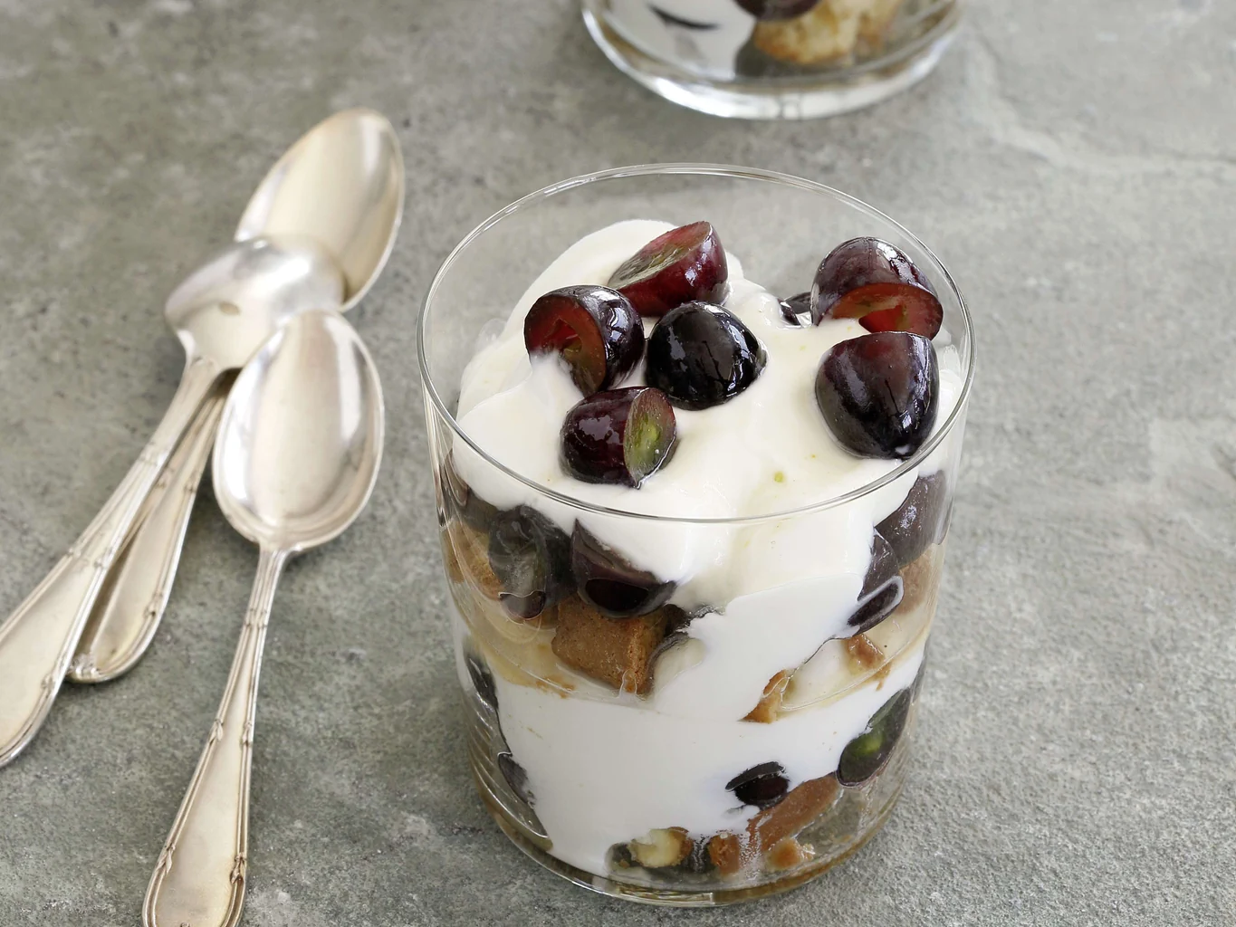 Schichtdessert mit Trauben
