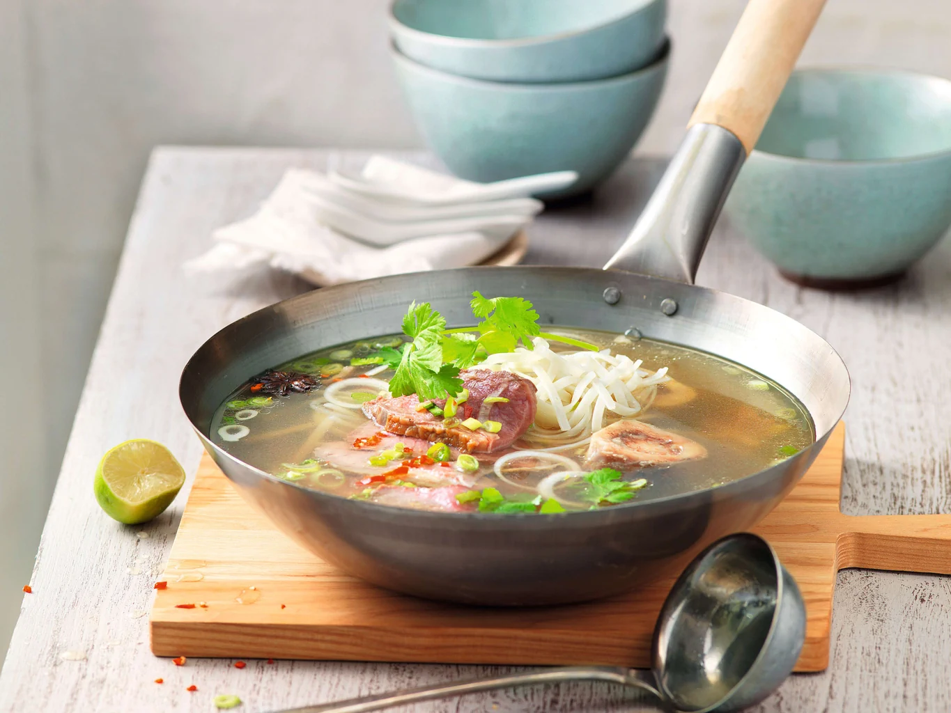 Pho bo avec fines tranches d'entrecôte