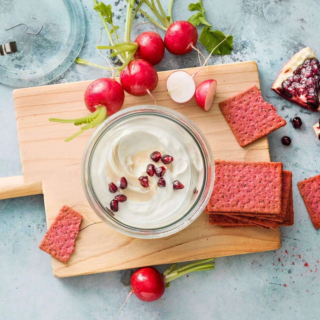 Cracker mit Tahini-Joghurt
