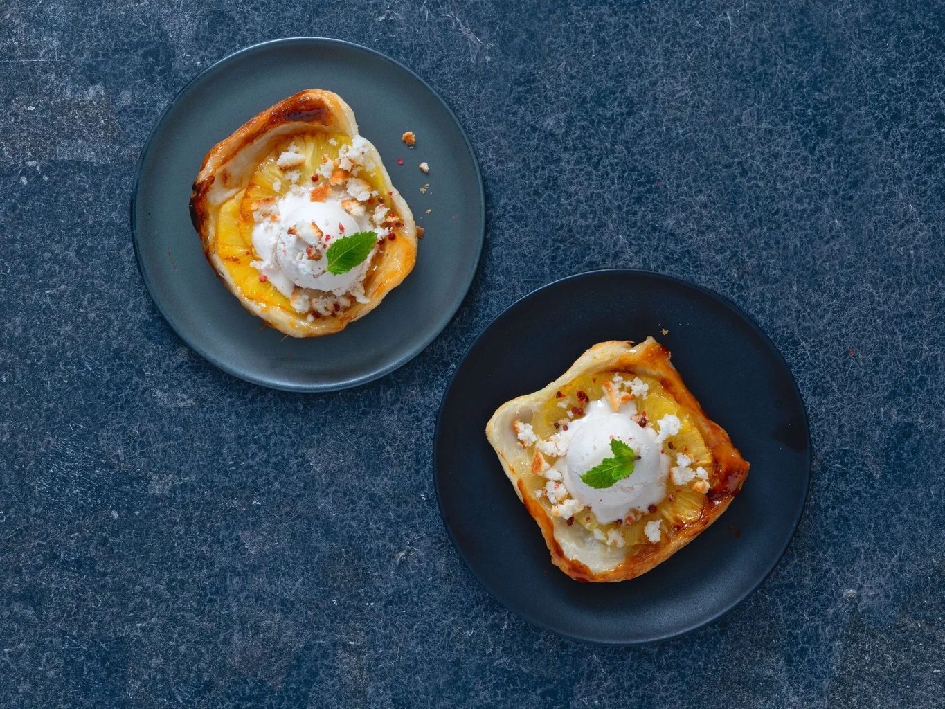 Vegane Ananastarte mit Vanilleglace