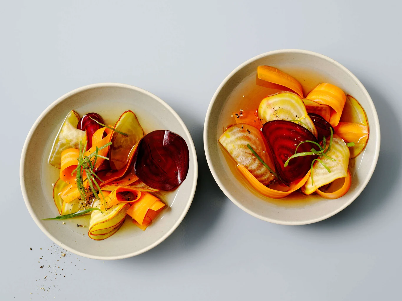 Gemüsebouillon mit Randen und Karotten