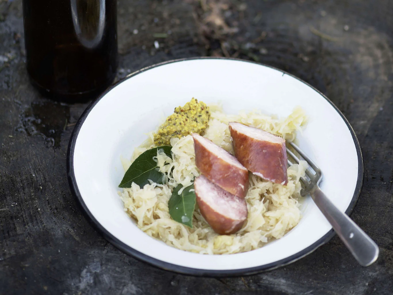 Saucisson sur lit de choucroute au miel et à la bière