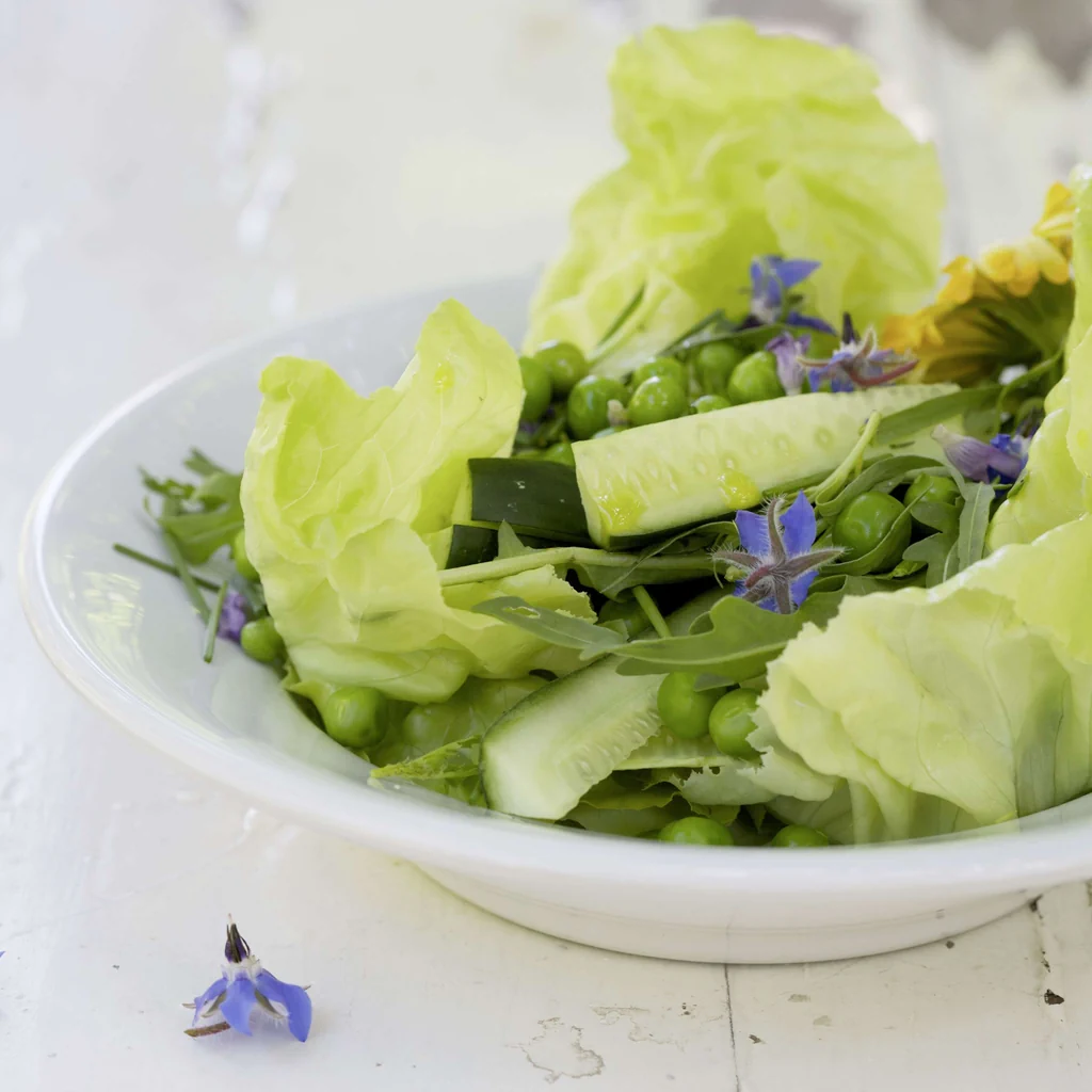 Kopfsalat mit frischen Erbsen