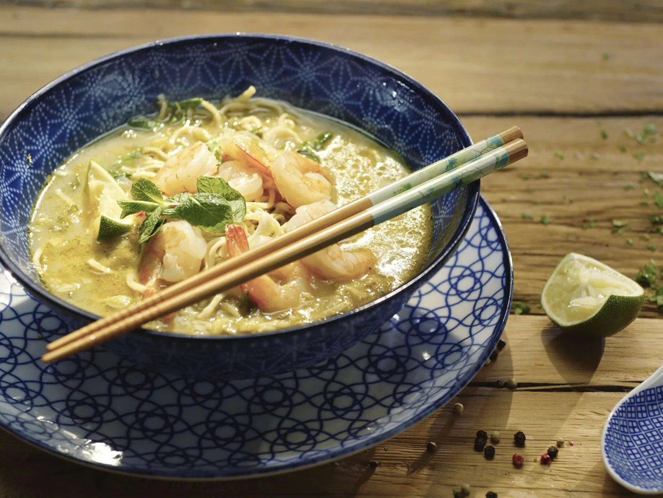 Soupe de nouilles asiatiques avec crevettes