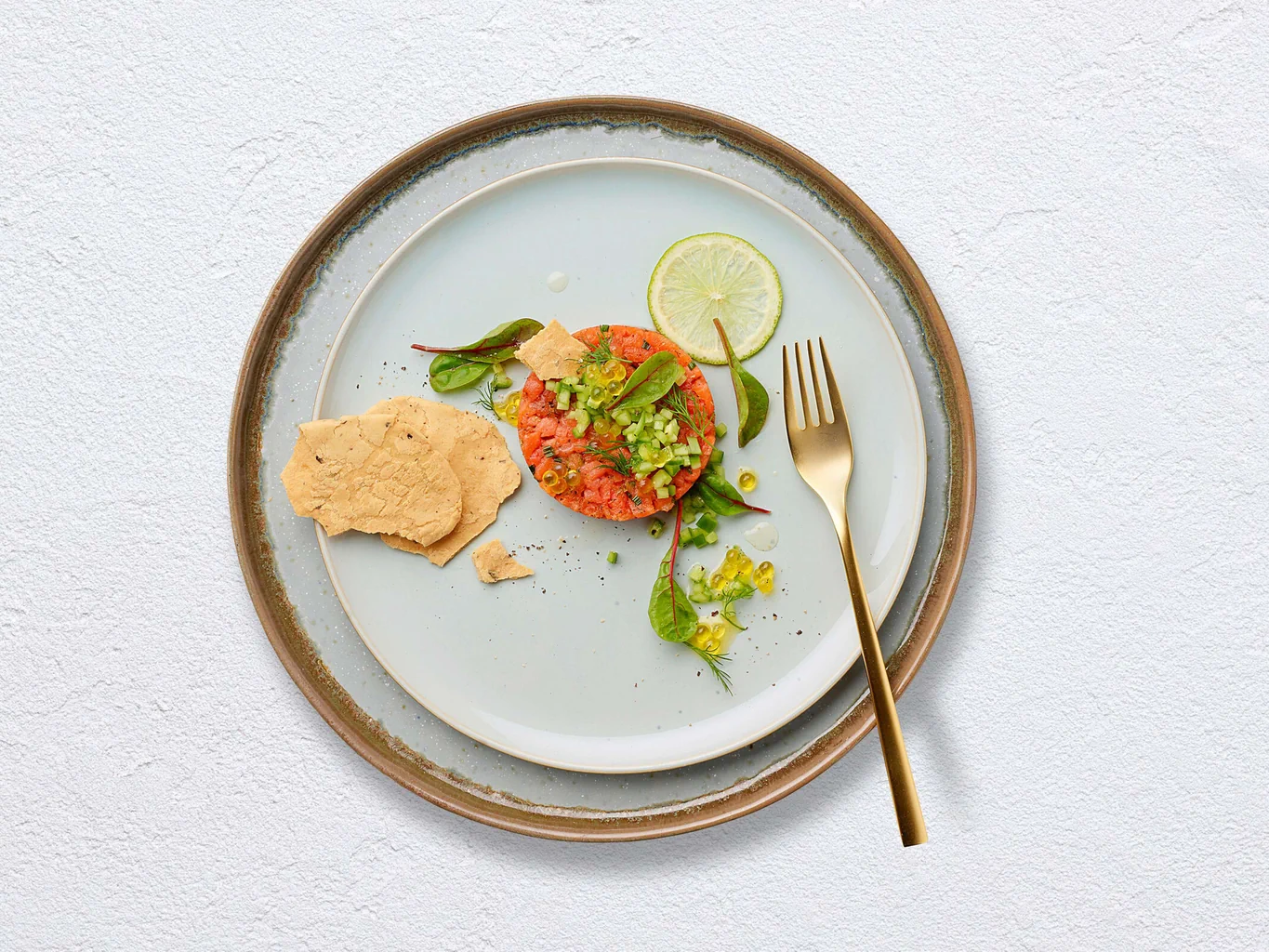 Lachstatar mit Kräutersalat