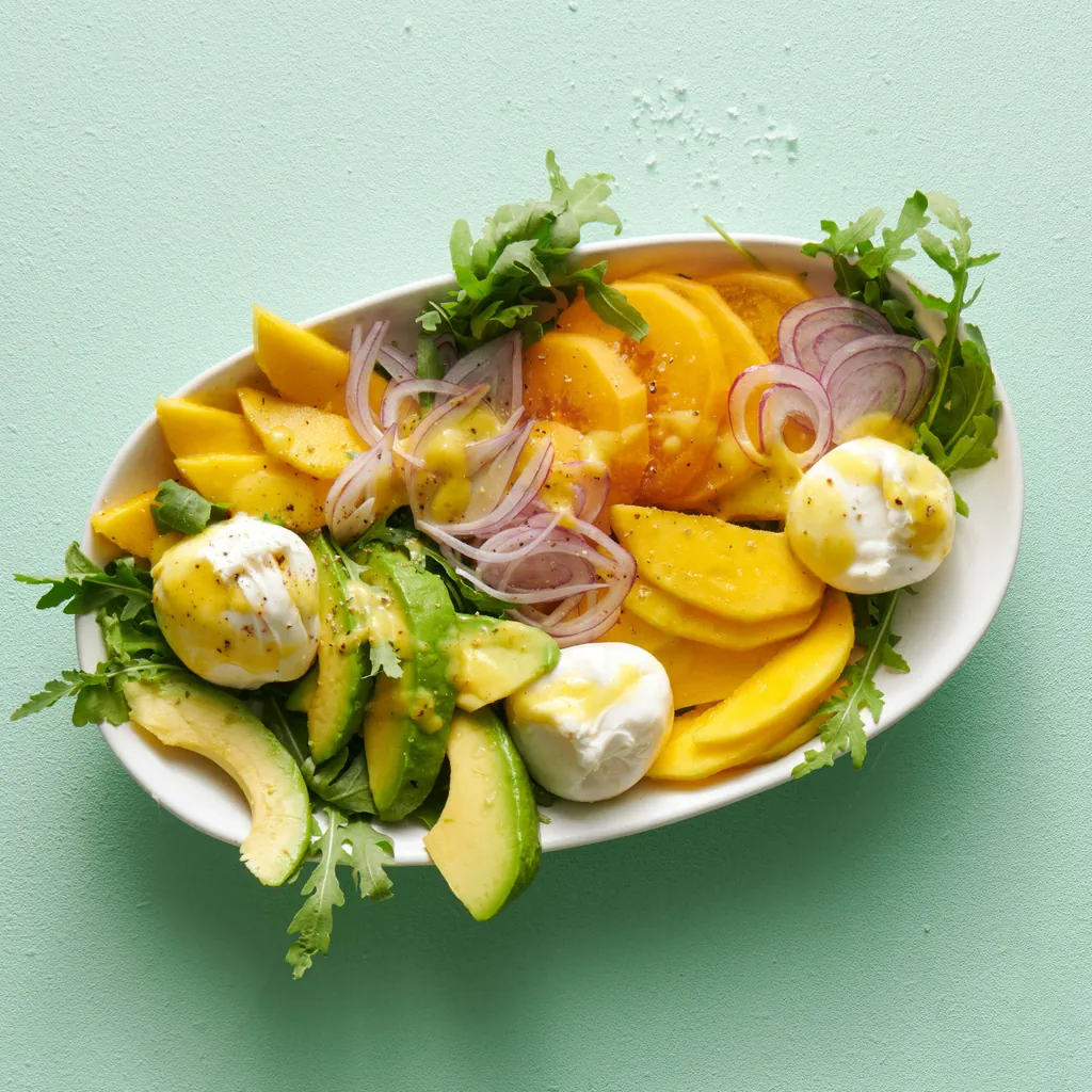 Insalata al mango e all'avocado con burrata