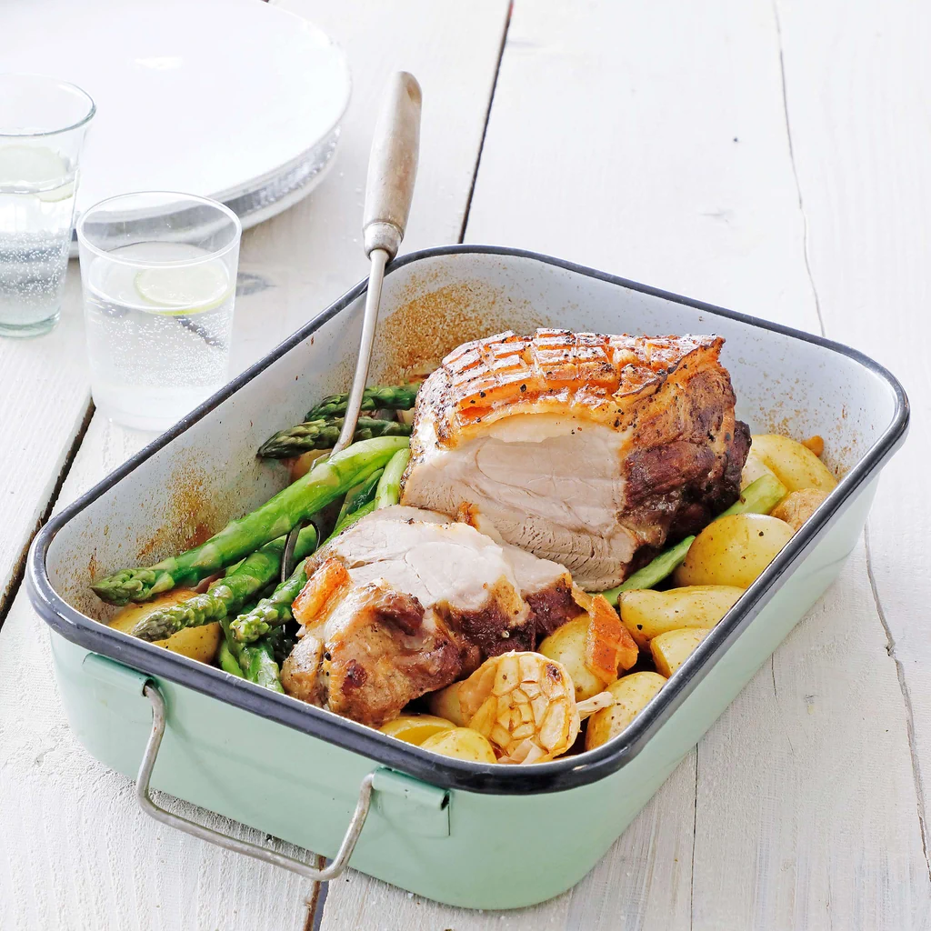 Arrosto di maiale con asparagi all'aglio