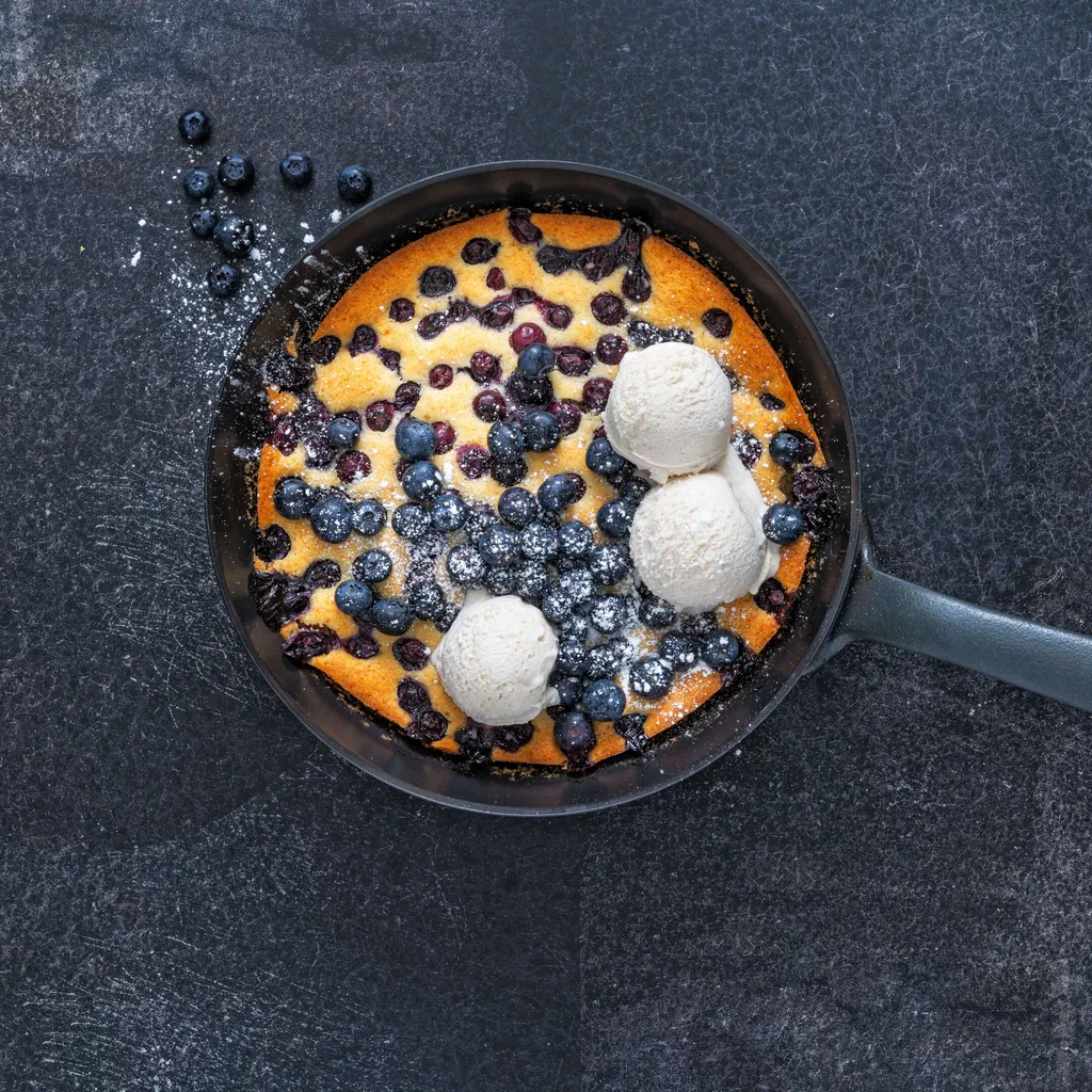Cake vegano ai mirtilli grigliato con gelato
