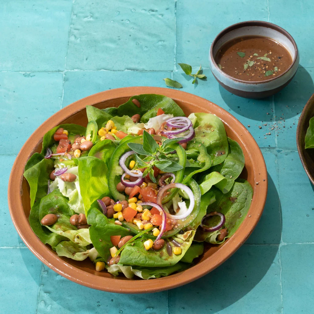 Salade d'été avec dressing au vinaigre balsamique et au miel