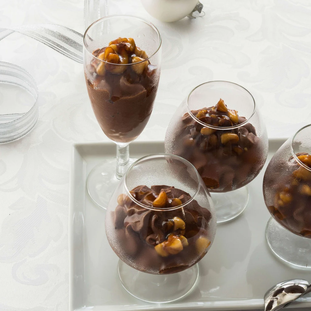 Schokoladen-Semifreddo mit Nusssauce