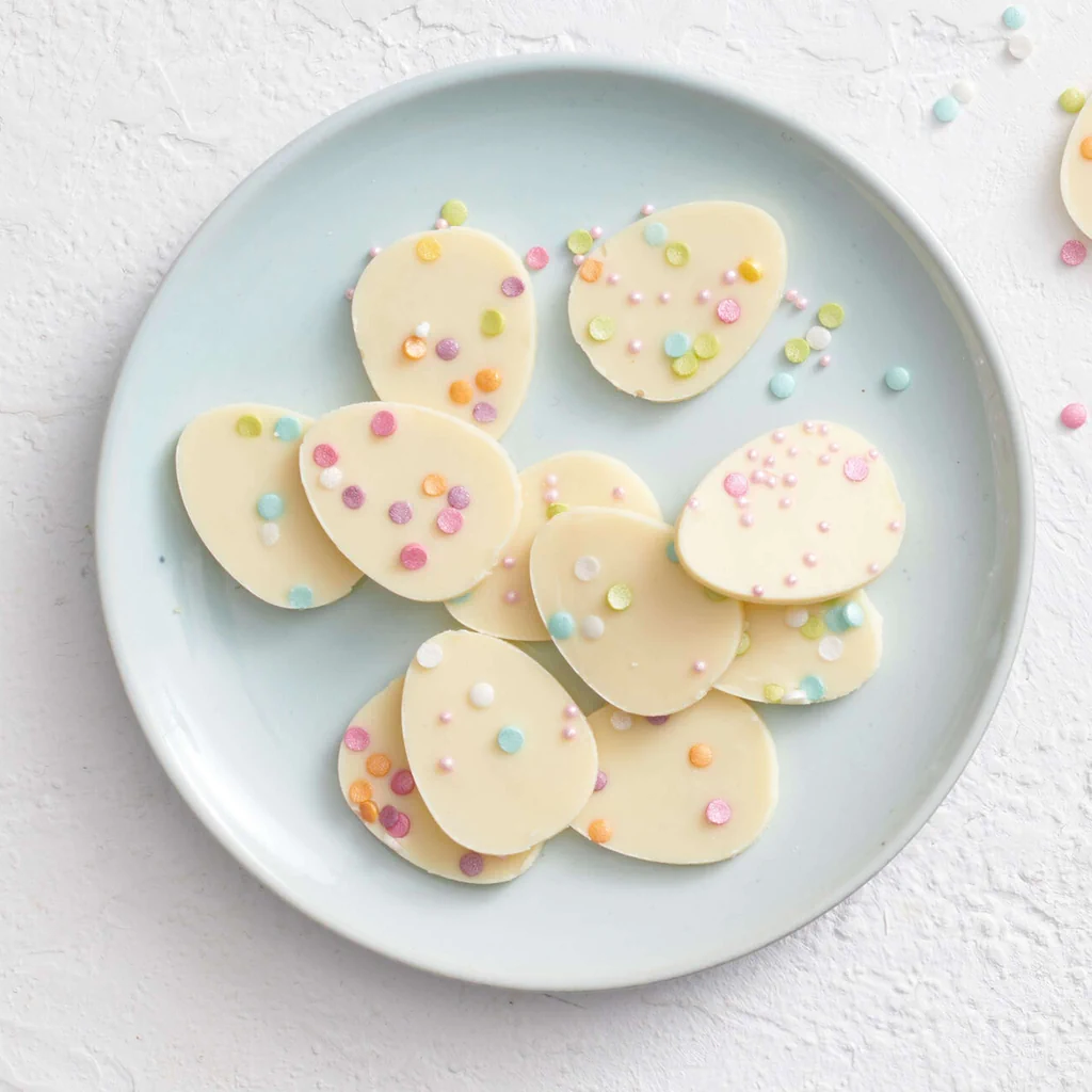 Petits œufs de Pâques en chocolat blanc